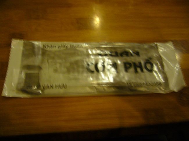 （写真がブレブレですいません）<br />Big Cを堪能した後、私達はホテルに戻りました。<br />その後、少し休憩をして夕食へ♪<br />本日の夕食は、母親がガイドブックで見つけた<br />「クァン・コム・フォー」というお店です。<br />ホテルから近かったのですが、<br />歩くのが面倒臭かったし疲れていたので<br />今回もタクシーを利用（＾＾；ゞ<br />実はあまりタクシーって使いたくなかったんですよね…。<br />クチコミを見ても、「ぼったくられる」とかっていう<br />意見が多くて、あまり良いイメージが無かったですし…。<br />なので、正直タクシーに乗るのがイヤだったのですが、<br />今回使ってみて「大丈夫かな」って思いました。<br />でも、今回は運が良かっただけだったかもしれません。<br />現にこの「クァン・コム・フォー」に来た時に、<br />日本人の女性がタクシーと揉めているのを見ましたし…。<br />まだ不信感が拭えないです…。<br />タクシーを使う際は、まずメーター制か、<br />メーターがきちんと動いているかを確認して、<br />くれぐれも注意して乗りたいものです。<br />歩ける距離なら、絶対に徒歩の方がいいですよね！