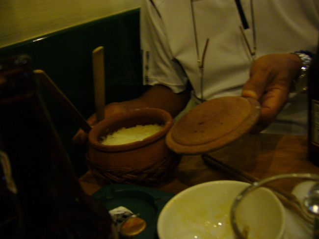 こちらは父親が頼んだ土鍋ご飯。<br />竹のヘラですくって食べます。