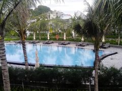 おはようございます　朝６時過ぎ起床
バルコニーから見た　レベルルーム専用プールです
メリアダナンホテルは　敷地が広いです