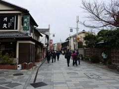 平等院表参道

お茶の香り漂う参道
いくつもお茶屋さんがあって、通りにはお茶の香りが漂っていてます

昼食を食べる店を食べログで探して行きますが
外に沢山のお客さんが待っていました
45分待ちとのことで、別の店を探すことにします