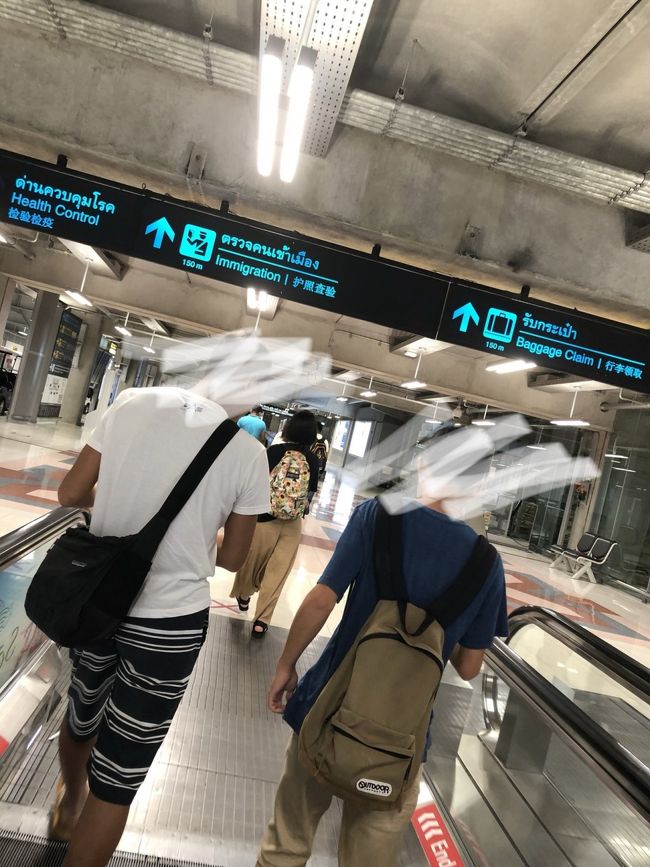 朝4:50スワンナプーム国際空港に到着。ここで4時間のトランジットです。<br />