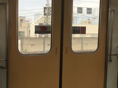 乗車したのは2号車です。

ドアの部分もクリーム色っぽく塗色されています。