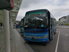 澳門 タイパフェリーターミナルに到着。
City of Dreams行のシャトルバスに乗車。
ここのシャトルバスにはあまり期待しない方が良いという噂もあったが、写真に写っている通り隣にも次のバスが停車しており、比較的潤沢に運行しているようだ。