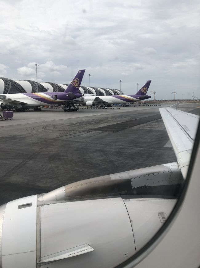 スワンナプーム国際空港はベンチや無料充電設備がたくさんあり、公共wifiもあり、トランジットにありがたい空港でした