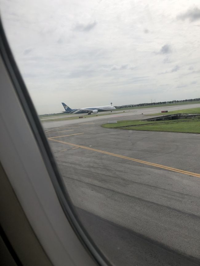 オマーン航空？日本であまり見ない機体に萌える（航空ファン）