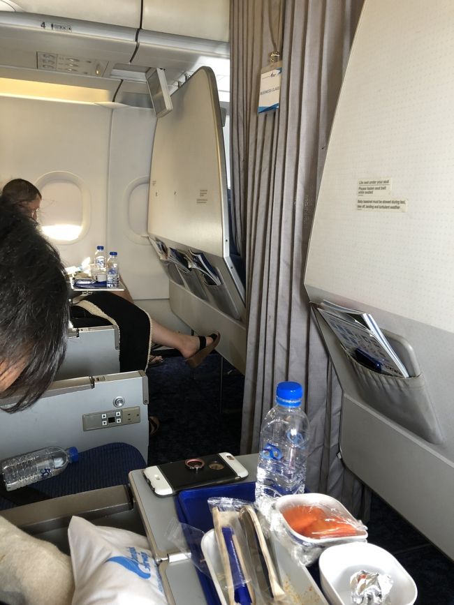 エコノミーの最前列をweb指定しておきました。足元広め。カーテンの向こうはビジネスクラス。