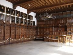 1648年に三十年戦争を終結すべくミュンスターとオズナブリュックの間でウェストファリア条約が締結されたのがこの市庁舎で、今日でも旧参事官室のこの平和の間がヨーロッパ史上重要なこの出来事を記念している。