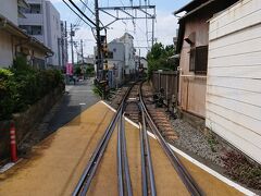 江ノ島駅を横切って、江ノ島に向かいます。