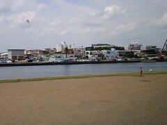 江ノ島の海岸でスポーツカイトしてます。
チャレンジしてみたいかも・・・。