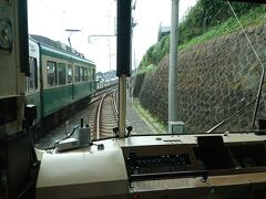 稲村ヶ崎駅付近で対向電車の待ち合わせです。