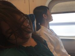 東京駅発のこだまに時間ギリギリで乗車。
安心と同時に朝が早すぎて爆睡。
わたしはひとり先週に購入したばかりのGoProをポチポチ。

……うーん。よくわからん。
東京熱海間は1時間も経たずに到着してしまうので、
寝足りないふたりの横でるんるん♪♪
こういう時だけ、朝がつよい。