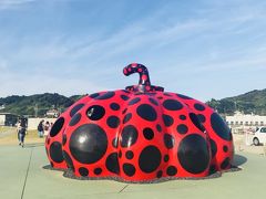 宮浦港では赤かぼちゃがお出迎え、