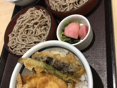 天丼が食べたいと愛方が・・・
家でちゃんと昼ごはんを食べた私は食べないと・・・
