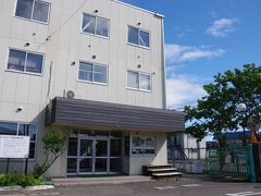 門扉を入ってすぐ右手にある本社屋です。
前以て電話で見学の依頼をしておき、この建物の２階に上がって受付を済ませます。
あくまでも企業の敷地内ですので、許可を得てから撮影しましょう。操業日であれば、快く応諾してもらえます。
