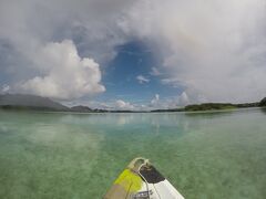 8/14（火）の午前中は川平湾カヤック＆シュノーケルツアーに参加しました。
微妙に晴れ間もありますが、雲が多かったかな。

写真は川平湾の端からカヤックを漕ぎ出した時に撮ったもの。

カヤックで川平湾内にある無人島を一周し、途中のポイントでシュノーケルをするというもの。
カヤックの操作は乗る前に講習の練習時間がありますので、初めてでも大丈夫！