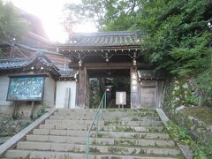 　昨日の清水寺も、今日も石段が多いです。足腰が丈夫じゃないと、お寺参りもできませんね。