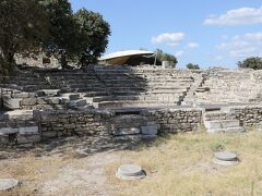 ローマ時代の小劇場＝オデオンの跡。規模は小さいが、当時は木製の屋根がついていて、音楽や劇や集会などが行われていたという。
　