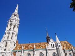 トコトコ歩いて、マーチャーシュ教会へ。
モザイク屋根がとても綺麗！