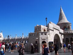 漁夫の砦です。

観光客であふれかえってました。
スタバもありました。

砦の上に行くにはお金がかかりました…。
ﾅﾝﾃｺｯﾀｲ