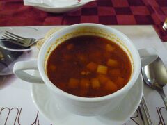 お昼ごはんです！
グヤーシュ！
パプリカパウダーの入ったスープ。おいしかった！