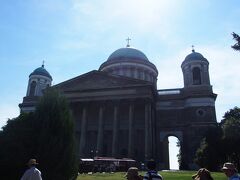 昼食の後はいざ、ドナウベントへ

エステルゴムの大聖堂です。
エステルゴムはハンガリー王の居城が置かれていた都でもあり、カトリック総本山の地でもあります。

ちょっと逆光のお写真。