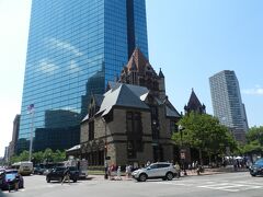 お昼の時間が近づいたので、ボストンの中心部とも云える「Copley Square（コープリー・スクエア）」にやって来ました。
ランチはこの近くにあるメキシカン料理店で食べました。
写真はスクエア内に建つ「トリニティ教会」で、その向こうのガラス張りの建物が「ジョン・ハンコック・タワー」です。