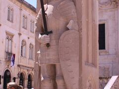 ■ ルジャ広場
広場の中央にある柱には、９世紀、敵の侵攻からドブロブニクを救った英雄騎士オルランドが彫られている。
■ オルランドの右腕
ドブロヴニク共和国では、ラカット（51.2 cm）という単位が使われていました、その単位の基本はオルランドの柱の右腕の長さ、肘から先の部分の長さにあたるのだという。