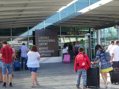 ラルナカ国際空港に着き、ベラヴィア航空でベラルーシ（ミンスク）に向います。