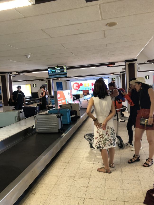 入国審査はほぼ並ばず終了。到着便のタイミングでしょうか、かなりスムーズでした。小さい飛行機なので荷物も早く出てきました。