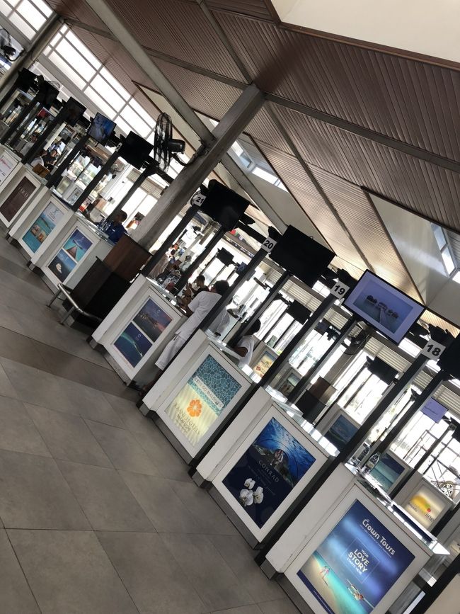 空港にはリゾートカウンターがずらり。20年前とは大違い。