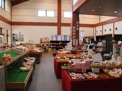 ＪＲ木之本駅の１階にある「ふれあいステーションおかん」。
地元の農産品、特産品、お土産などのほか日用品や食料品も置いてあり、スーパーを兼ねた道の駅のようでした。