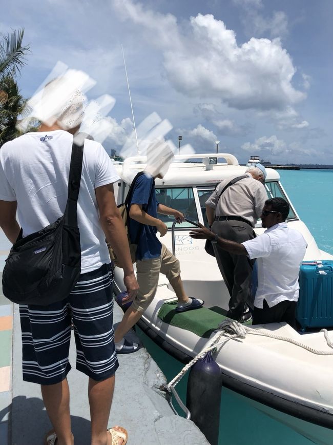 1島1リゾートのモルディブ。船でホテルへ。