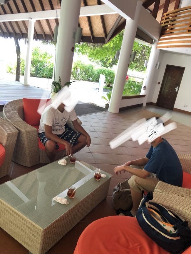 チェックインはウェルカムドリンクの甘い紅茶を飲みながら。日本語は一切通じません。金髪のお姉さんとのやり取りは英語が得意な息子（海外サッカー好きの影響）にすべてやってもらいましたw