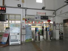 　三義駅に到着。三義駅は街のはずれにあり、タクシ－は１台しかいませんでした。なお悠遊カードは使えるので切符は買う必要はありませんでした。
　台湾の友人の情報では、駅前にはレンタル自転車・バイクの店はありますが、道がよくわからないうえアップダウンがあり、さらに免許の問題もあるのでやめた方がいいと忠告がありました。バスもあるそうですが本数が少なく言葉がわからないと大変で、時間によゆうのある方のみお薦めのようです。
　タクシ－の場合は、三義駅から勝興駅と龍騰断橋を見学して三義駅に戻るコ－ス(1.5～2時間)は800元程度ですが、平日なら600～700元でも可能みたいです。