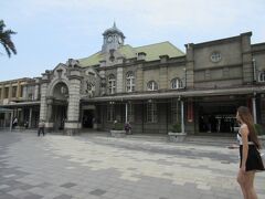 　区間車で約52分で新竹駅に到着。
　新竹駅は日本統治時代の1913年に建てられ、現存する台湾最古の駅舎で台湾の重要文化財です。なお新竹駅と日本の東京駅は、駅舎完成100周年を契機に、2015年に姉妹駅関係を結びました。新竹駅は1913年、東京駅は1914年に駅舎が完成し、共に100歳越えた駅舎で、新竹駅が兄貴分になります。
　バロック建築の駅舎は他では台中駅が有名ですが、ヘルメットのような鐘楼(時計塔)が新竹駅舎の特徴です。