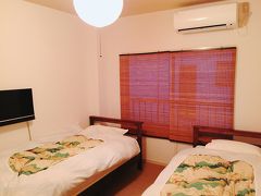 お部屋は個室ですが、バス・トイレは共用です。　こういうゲストハウスタイプに宿泊することに抵抗がなければ、十分オススメ出来るホテル("素泊まり特化型ミニホテル"という区分らしい?!)だと思います。　ドミトリータイプのゲストハウスだと、ベッドメイキングもセルフサービスだったりするけれど、ここはちゃんと準備されていました。

金沢駅からはバスでの移動になり遠いけれど、ホテル名にもなっている通り、ひがし茶屋街には徒歩数分で行けるのでめちゃくちゃ近いです。　東山をメインに観光する人には特にオススメかも。　ちなみに、日本人よりも外国人のバックパッカーのほうがたくさん宿泊している感じでした。　