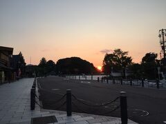 犬山城前広場から夕陽が見えました。

犬山城の拝観時間も終了
手間にある三光稲荷神社はピンクのハートの絵馬で若者に人気のスポットだそうです。