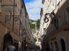 素敵な看板がたくさん！
レッドブルの本社もこの並びにあります