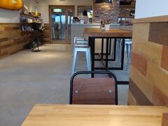 伊丹空港がリニューアルしてからやってきたのは初めてでした。
レストランやらショップがあるフロアにはすごい人！　ひゃー！　さすがお盆！　他のお店もたくさん並んでいたりしたので、行きたいと思っていたお店も混雑していたらどうしよーと思いつつ、展望フロアのある4Fへ。
目的のお店のノースショアはめっちゃ空いてました！！ｗｗ