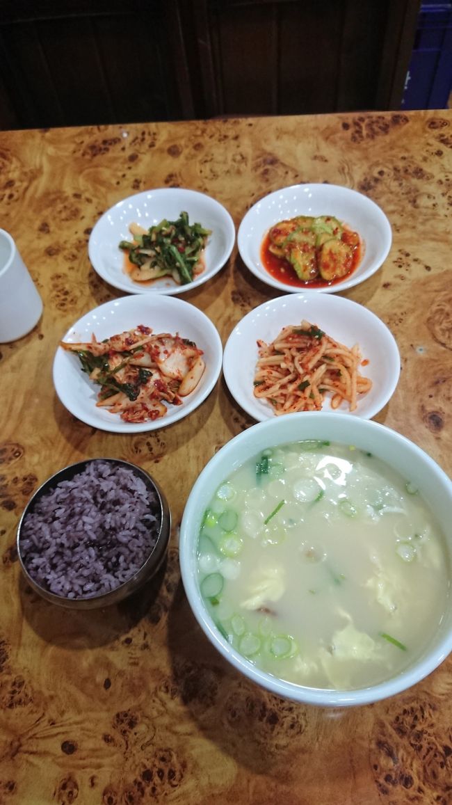 忠武路と明洞の間くらいで24時間営業の店名ソウルトゥッペギ<br />てお店で食べた<br />プゴク定食<br />700円くらいだったかな<br /><br /><br /><br />