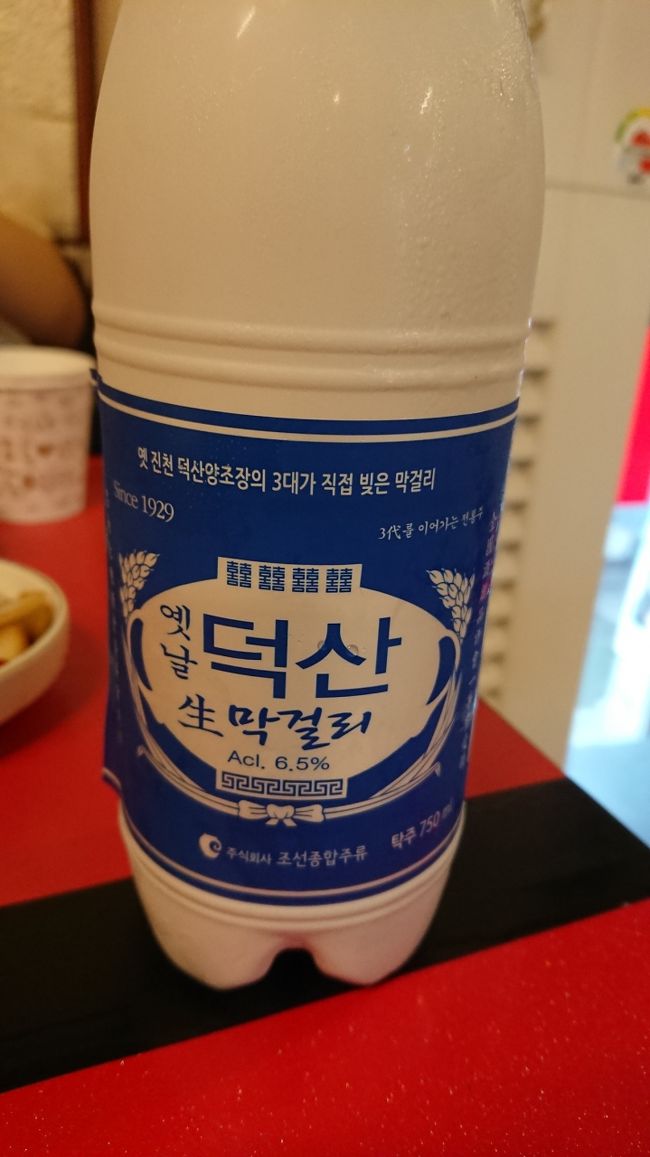 鍾路３街、チヂミ横丁、左側のマッコリ充実のお店のマッコリ