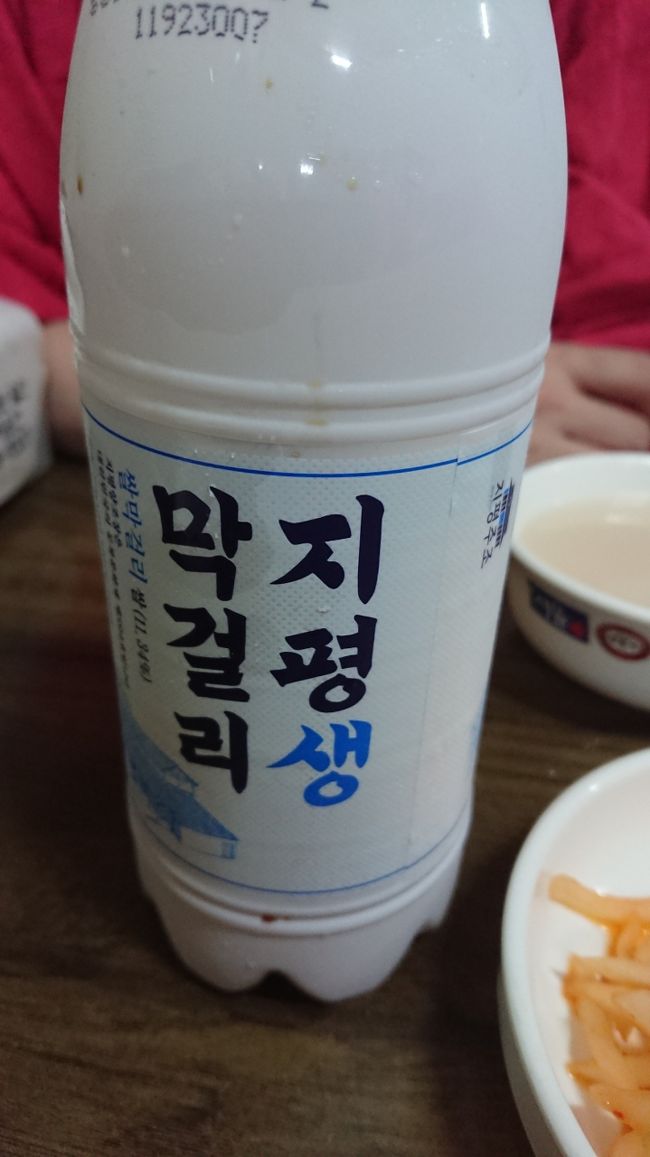 鍾路３街<br />右側のお店で飲んだマッコリ<br />美味しい