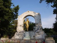 ヨハンシュトラウス像です！
こじんまりとした公園の中にあります！！