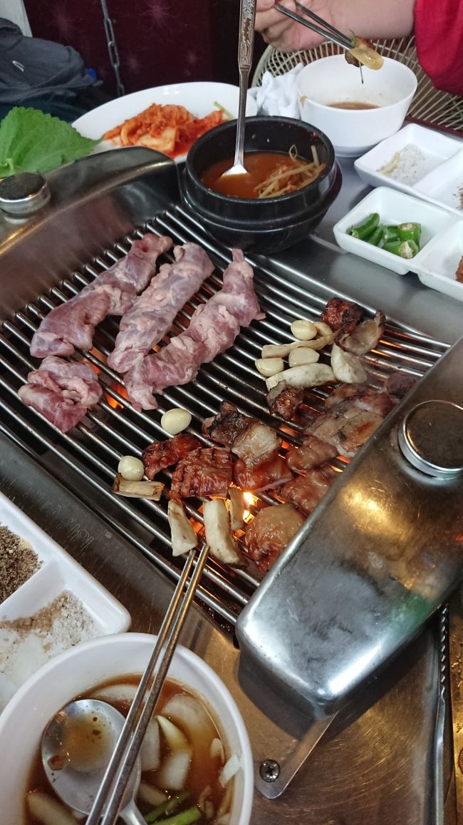 鍾路３街で半屋台みたいなお店で食べた<br />牛、豚、ホルモン<br />暑かった、、、