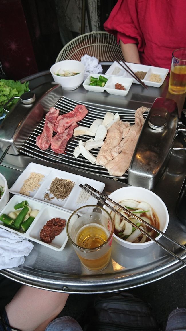 鍾路３街<br />半屋台焼肉<br /><br />真夏は暑い