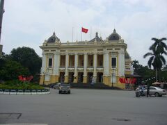 ホテルの隣にあるオペラハウス。
ガイドブックによると、ここはパリのオペラ座を模した劇場で、
1901年から10年の歳月をかけて建築されたそうです。