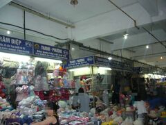 ドンスアン市場へ。
ここである事件が発生しましたが、
詳しくは書きません。
ここで学んだ事は
 
最初に入ったお店で決めないで、他の所も探してみる。
そして、納得しなければお金は渡さない。
 
当たり前の事かもしれませんが
出来ませんでした。
気をつけます。