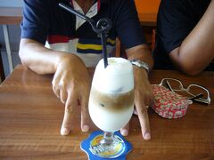 カフェテリアで飲んだカフェオレ。
最後の最後にベトナムコーヒーが
飲みたかったのに…。
カフェテリアにはチェックインが始まるまで
時間つぶしのために入りました。