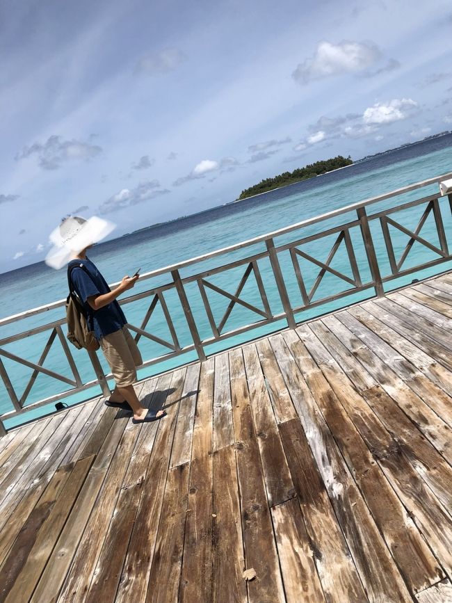 見えてる島はクダバンドス。この島に最近ホテルがオープンしましたがインテリアが好みでないので候補から外しました