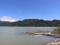 橋梁を渡ったあと、遊歩道から糠平湖畔に降りることができました。
ただ、湖面はやや濁っていました。